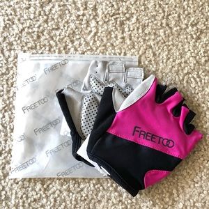 ***4/$20*** Women’s fitness gloves